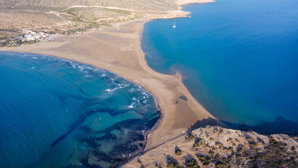 Visiter Rhodes : que faire ? 18 lieux à voir et activités 37 Vue aérienne de la langue de sable et du lagon de Prasonisi à Rhodes