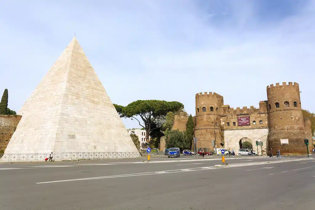 Où dormir à Rome ? Les 5 meilleurs quartiers et hôtels (+ ceux à éviter) 🇮🇹 89 Pyramide de Testaccio