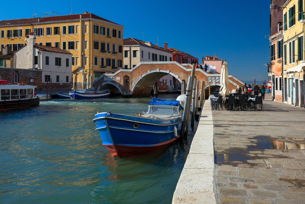 Visiter Venise : que faire ? 18 lieux à voir et activités 32 Un canal à Cannaregio à Venise avec le Ponte dei Tre Archi