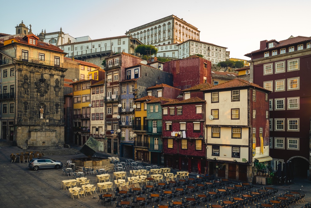 Le quartier de Ribeira au bord du Douro à Porto, avec ses maisons colorées le long du Cais da Ribeira
