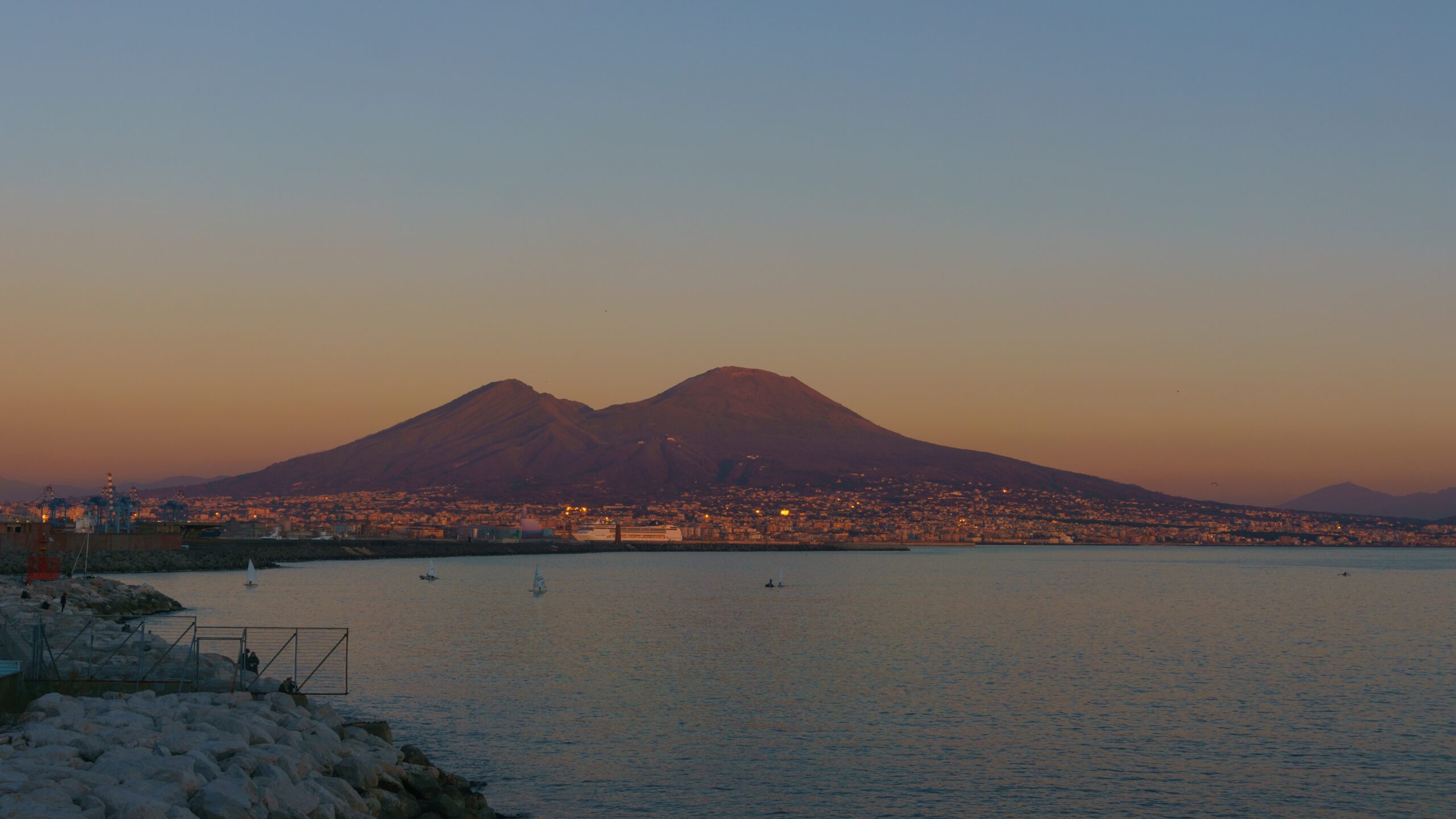 Le Vésuve au-dessus de Naples dans la lumière dorée du soir