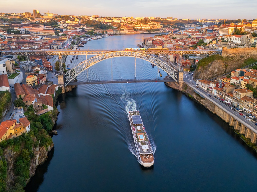 Vue aérienne du Douro à Porto avec le pont Dom-Luís-I, Ribeira et Vila Nova de Gaia