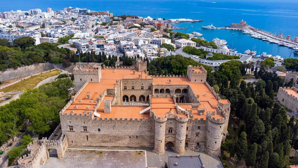 Vue aérienne de la vieille ville de Rhodes et du palais des Grands Maîtres