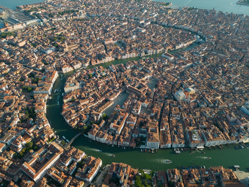 Venise et sa lagune vues du ciel avec le Grand Canal qui serpente à travers la ville