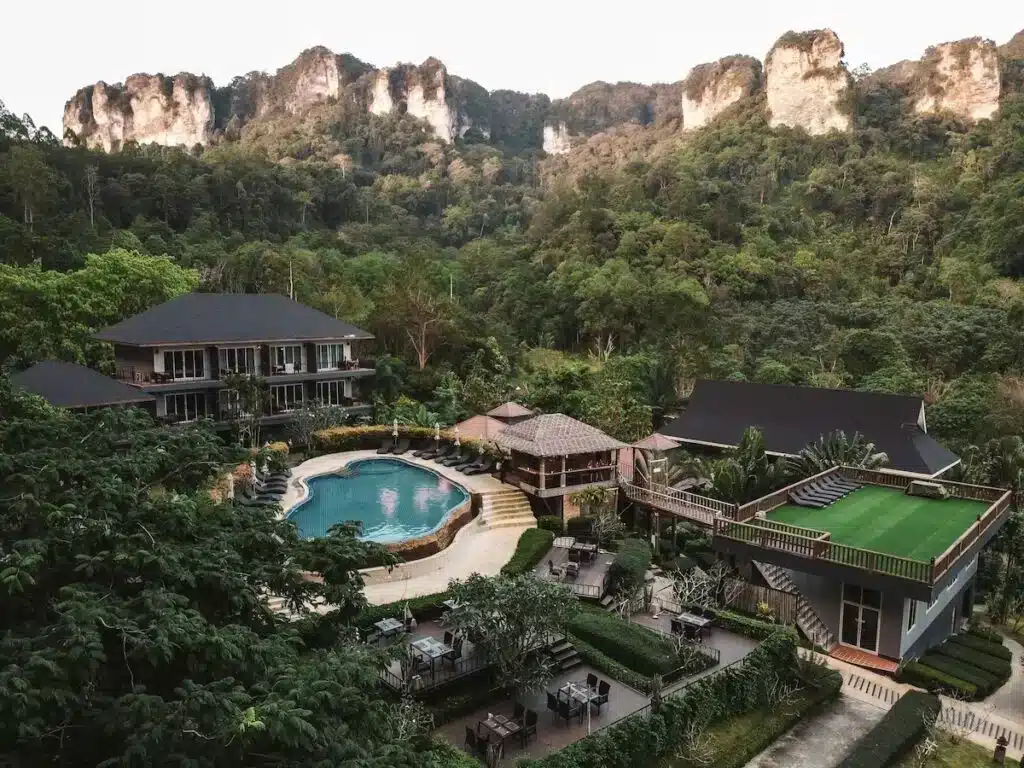 Où dormir à Krabi ? Les 6 meilleurs quartiers + hébergements uniques 🇹🇭 42 Railay Phutawan Resort, hôtel abordable à Railay