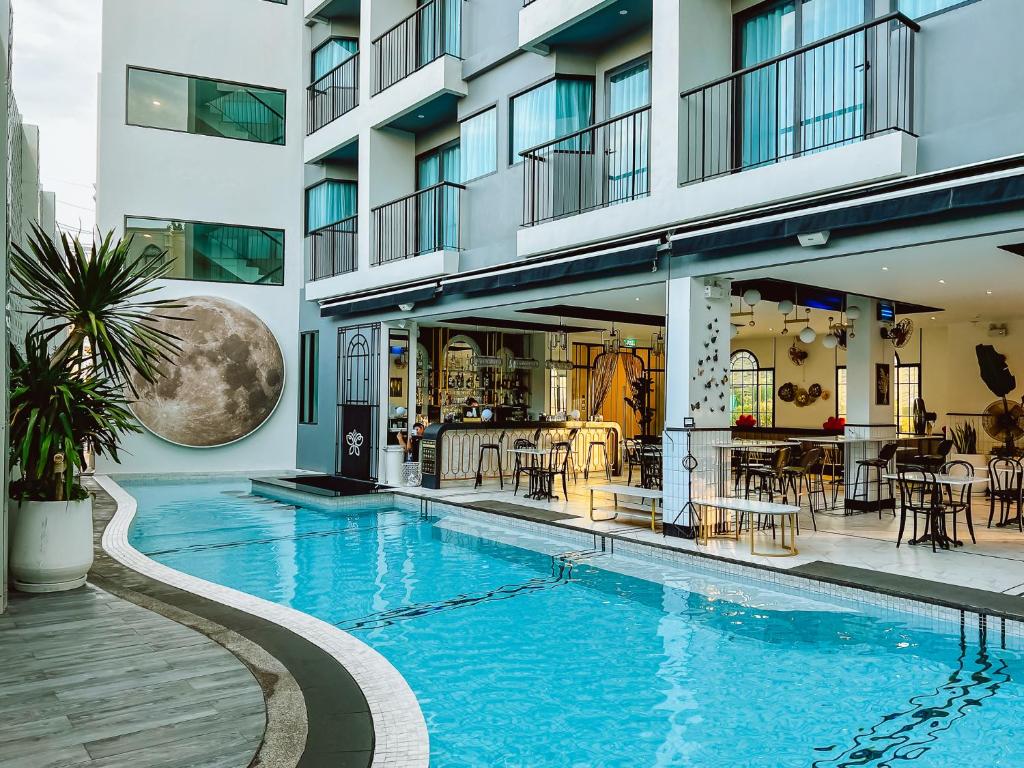 Où dormir à Phuket ? Les 9 meilleurs quartiers et hébergements uniques 🇹🇭 83 Ratri Hotel dans la Old Town de Phuket