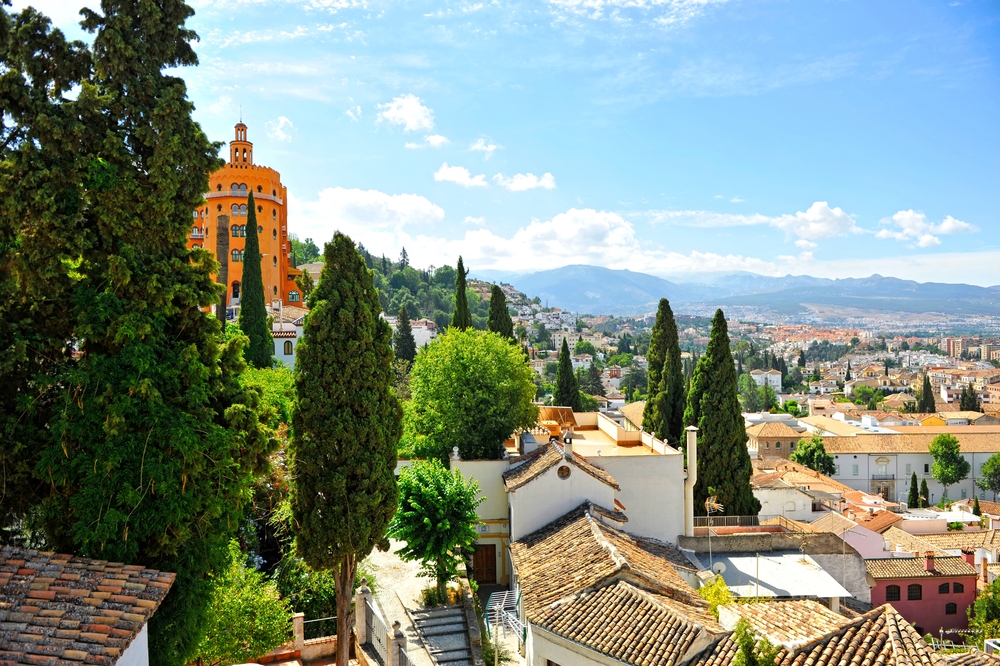 Panorama sur le quartier du Realejo à Grenade avec la Sierra Nevada en arrière-plan