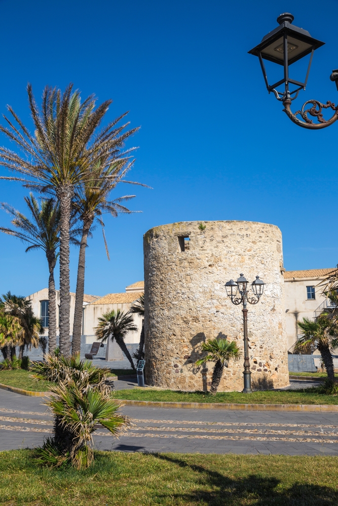 Les remparts et les bastions de la vieille ville d’Alghero en Sardaigne