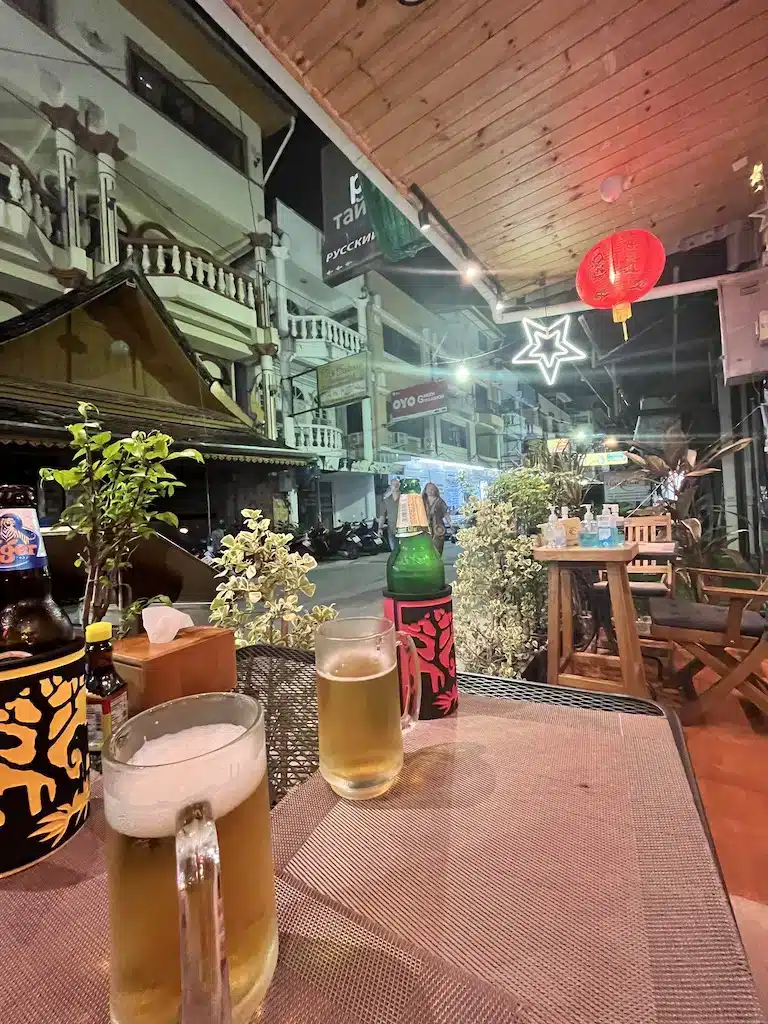 Où dormir à Phuket ? Les 9 meilleurs quartiers et hébergements uniques 🇹🇭 55 Restaurant à Patong
