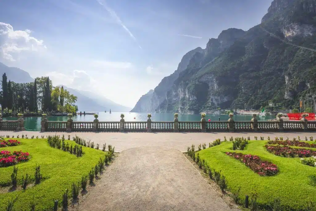 Où dormir au lac de Garde ? Les 6 meilleurs quartiers et hôtels + où éviter ! 🇮🇹 16 Riva del Garda, le meilleur quartier où loger au lac de Garde pour les voyageurs actifs