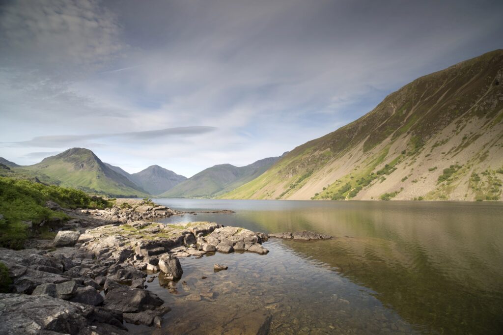 Où dormir dans le Lake District ? Les 5 meilleurs quartiers et hébergements 24 Rive rocheuse et collines escarpées sous les nuages dans le Lake District