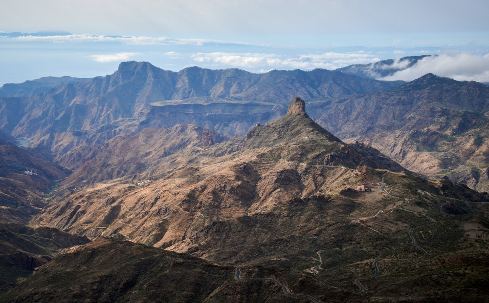 Visiter la Grande Canarie : que faire ? 17 lieux à voir et activités 25 Vue sur le rocher du Roque Bentayga dans les montagnes de la Grande Canarie