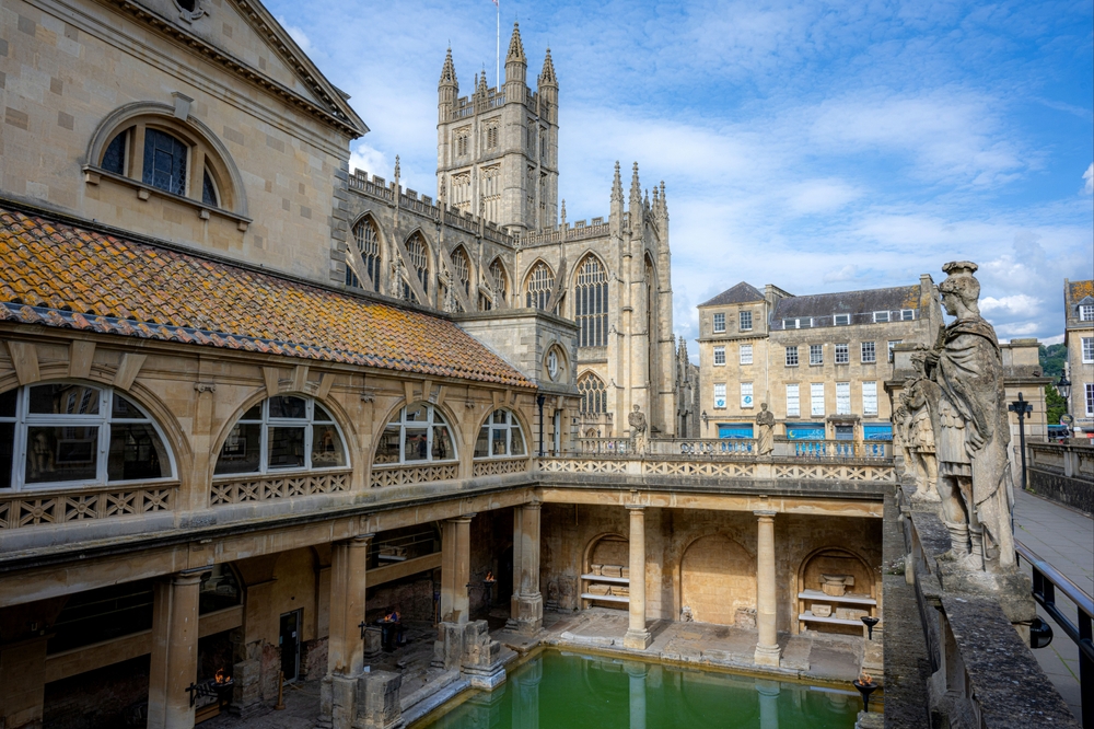 Les Roman Baths historiques dans le centre de Bath, avec Bath Abbey en arrière-plan