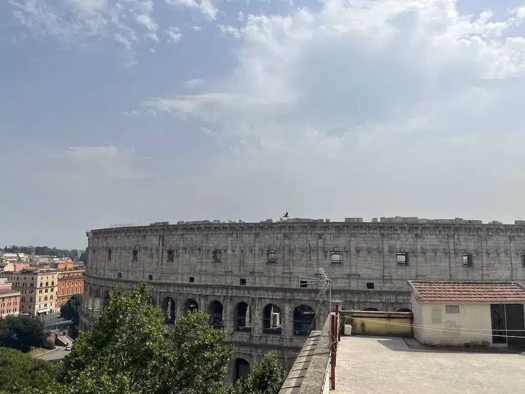 Où dormir à Rome ? Les 5 meilleurs quartiers et hôtels (+ ceux à éviter) 🇮🇹 79 Rooftop de l’hôtel avec vue sur le Colisée