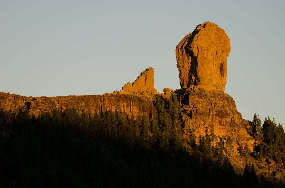Visiter la Grande Canarie : que faire ? 17 lieux à voir et activités 22 Le Roque Nublo à l’aube dans les montagnes près de Tejeda en Grande Canarie