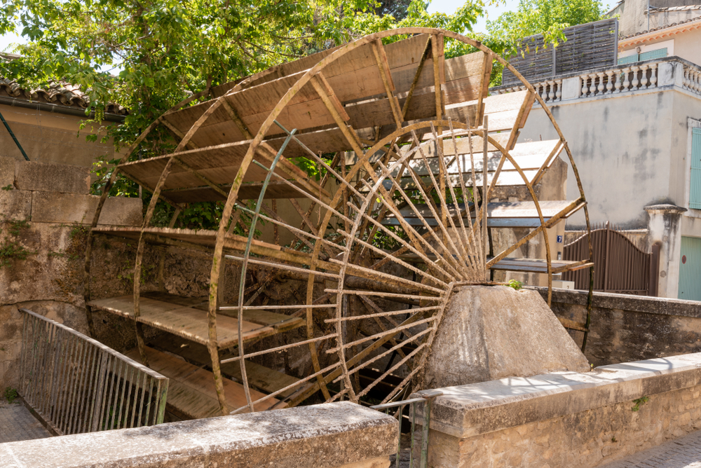 Où dormir en Provence ? Les 6 meilleures villes et de bons hôtels 13 Roue à aubes au bord du canal à L’Isle-sur-la-Sorgue en Provence