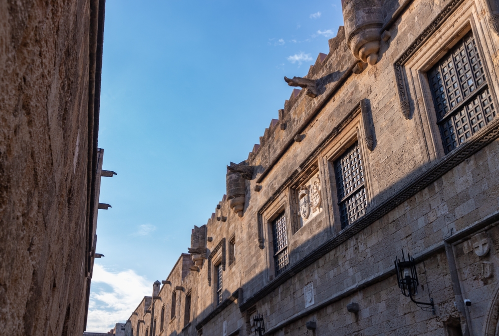 Visiter Rhodes : que faire ? 18 lieux à voir et activités 23 La rue des Chevaliers dans la vieille ville de Rhodes