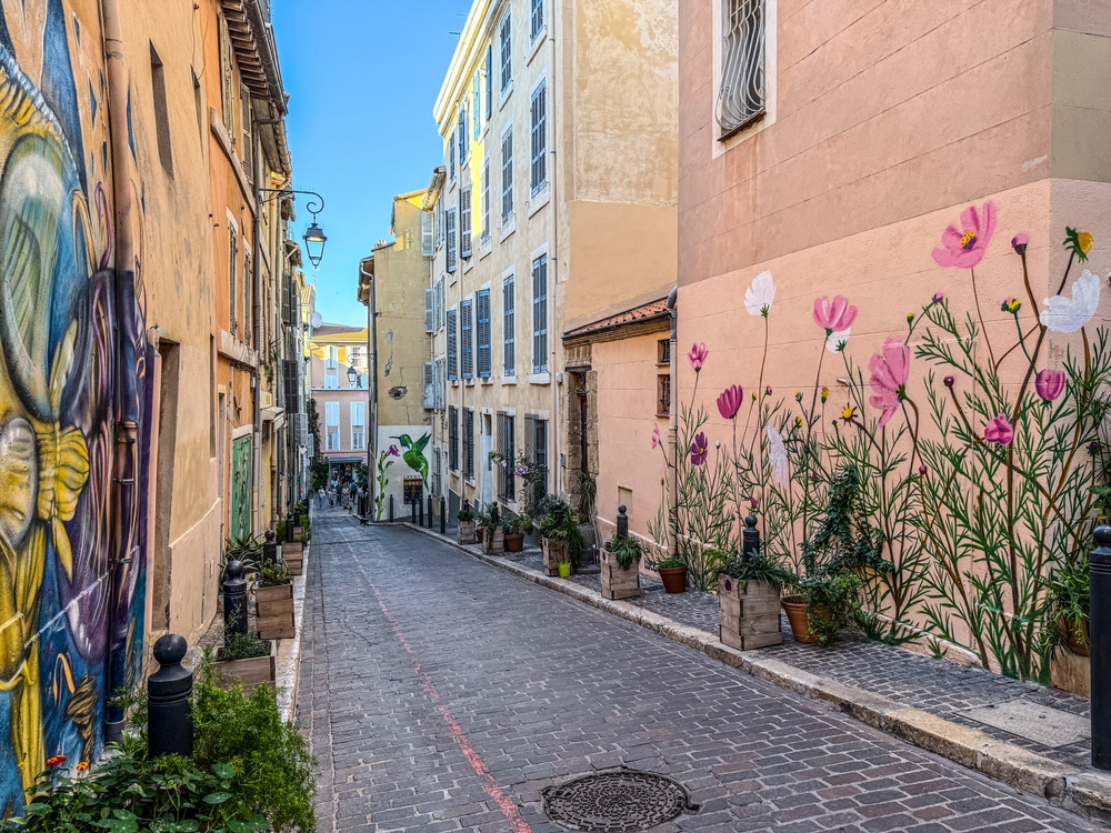 Une rue pavée avec du street art dans le Panier à Marseille