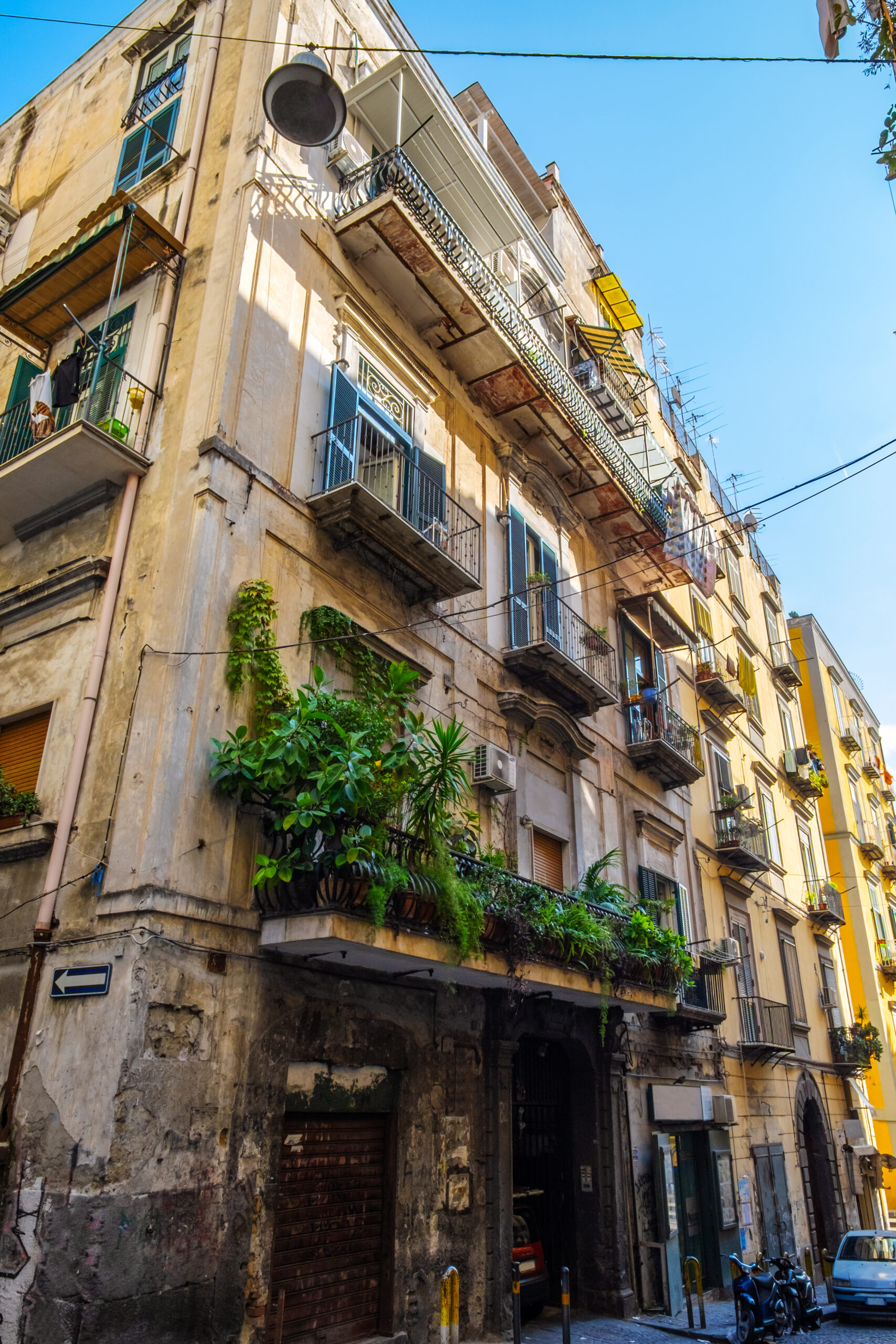 Visiter Naples : que faire ? 17 lieux à voir et activités 26 Une rue des Quartiers espagnols à Naples