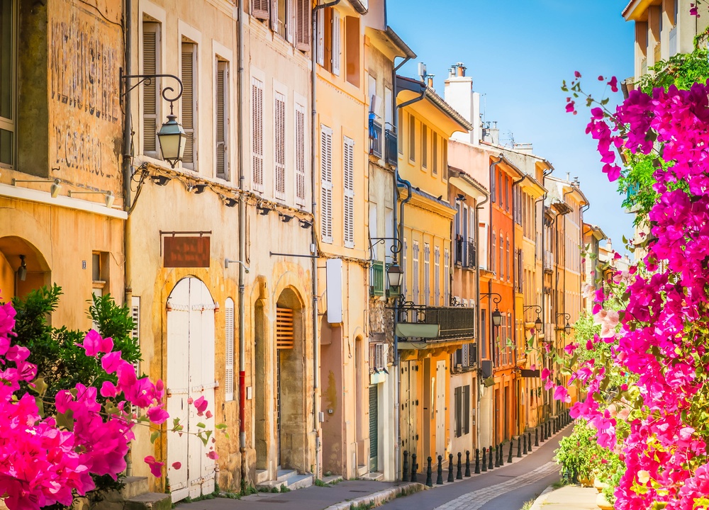 Où dormir en Provence ? Les 6 meilleures villes et de bons hôtels 10 Rue de la vieille ville d’Aix-en-Provence un jour d’été