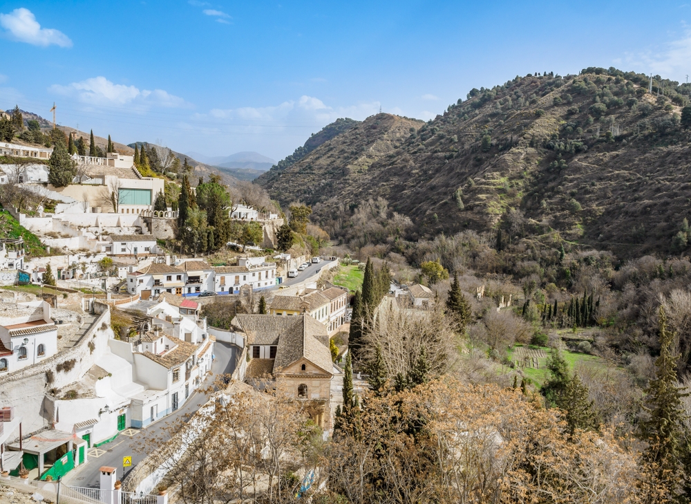Le quartier du Sacromonte à flanc de colline à Grenade en Andalousie