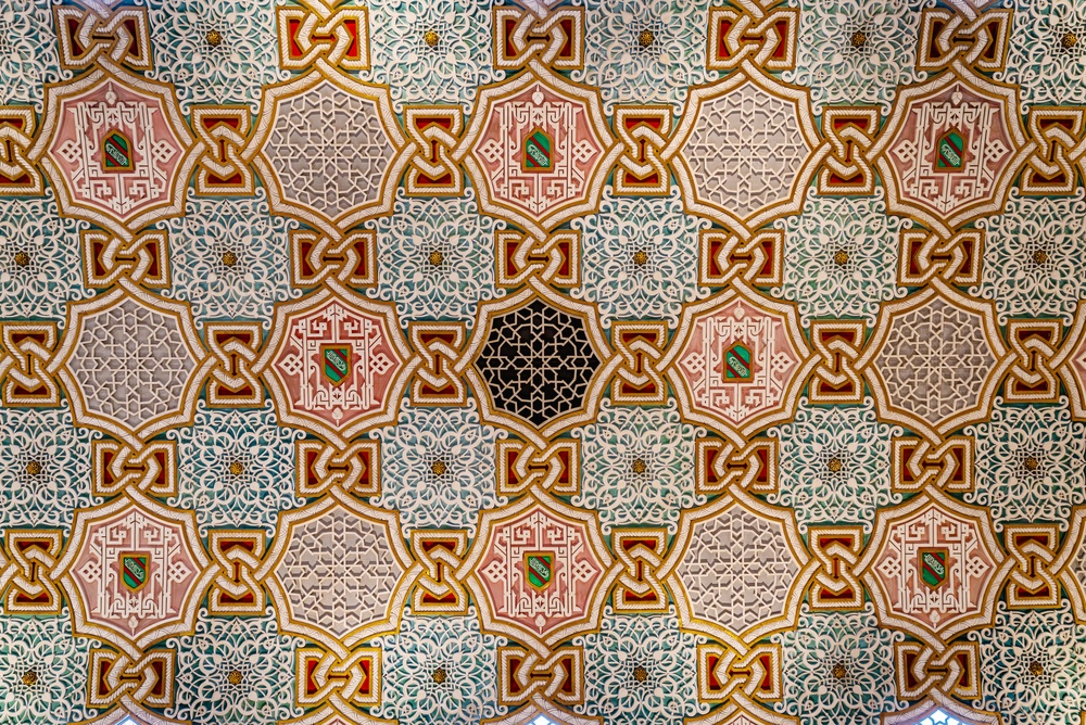Le Salão Árabe richement décoré à l’intérieur du Palácio da Bolsa à Porto