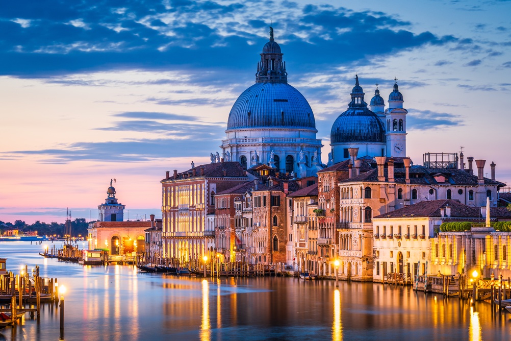 Visiter Venise : que faire ? 18 lieux à voir et activités 29 Santa Maria della Salute au bord du Grand Canal à Venise au crépuscule