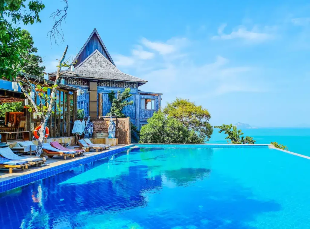 Où dormir à Phuket ? Les 9 meilleurs quartiers et hébergements uniques 🇹🇭 72 Santhiya Resort, la piscine à débordement