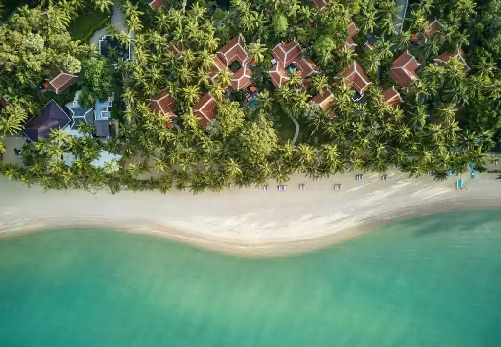 Où dormir à Koh Samui ? Les 5 meilleurs quartiers et hôtels (+ ceux à éviter) 🇹🇭 82 Santiburi Koh Samui, hôtel de luxe sur la plage de Mae Nam