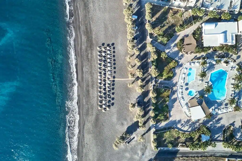 Où dormir à Santorin ? Les 5 meilleurs quartiers et hôtels (+ ceux à éviter) 🇬🇷 23 Santo Miramare Beach Resort