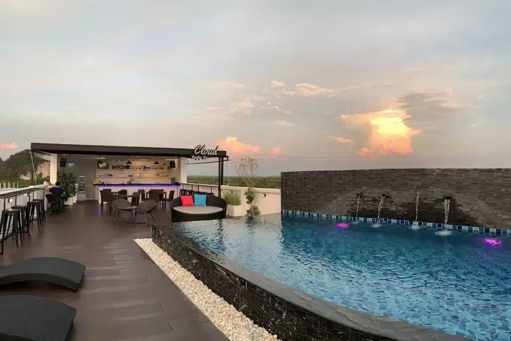 Où dormir à Krabi ? Les 6 meilleurs quartiers + hébergements uniques 🇹🇭 50 Seens Hotel à Krabi Town, hôtel avec piscine sur le toit