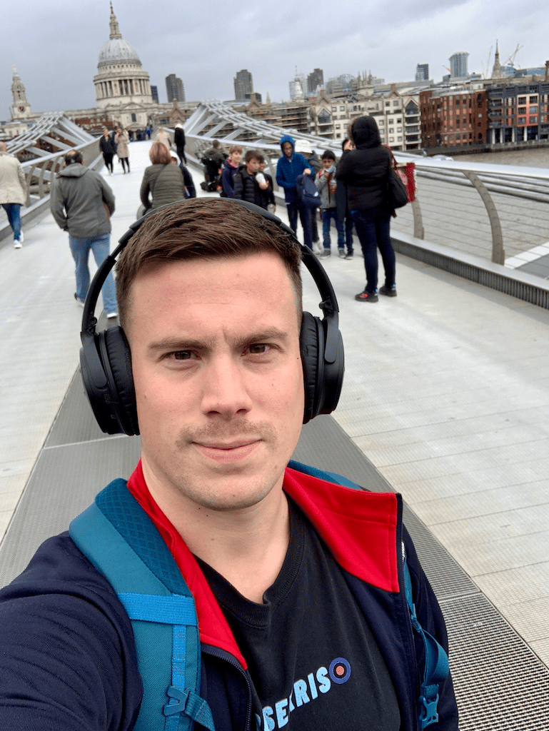 Selfie sur le Millennium Bridge à Londres