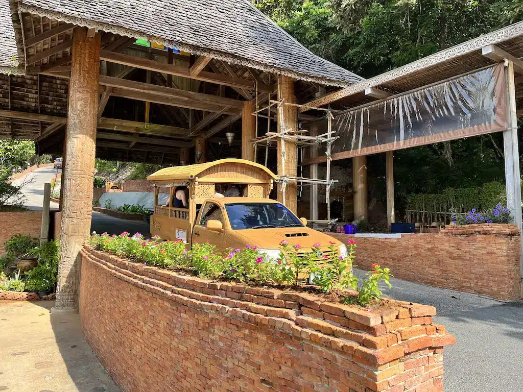 Où dormir à Phuket ? Les 9 meilleurs quartiers et hébergements uniques 🇹🇭 73 Service de navette au Santhiya