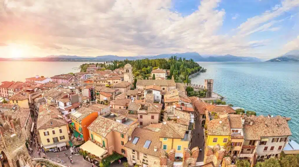 Où dormir au lac de Garde ? Les 6 meilleurs quartiers et hôtels + où éviter ! 🇮🇹 20 Sirmione, superbe ville au lac de Garde