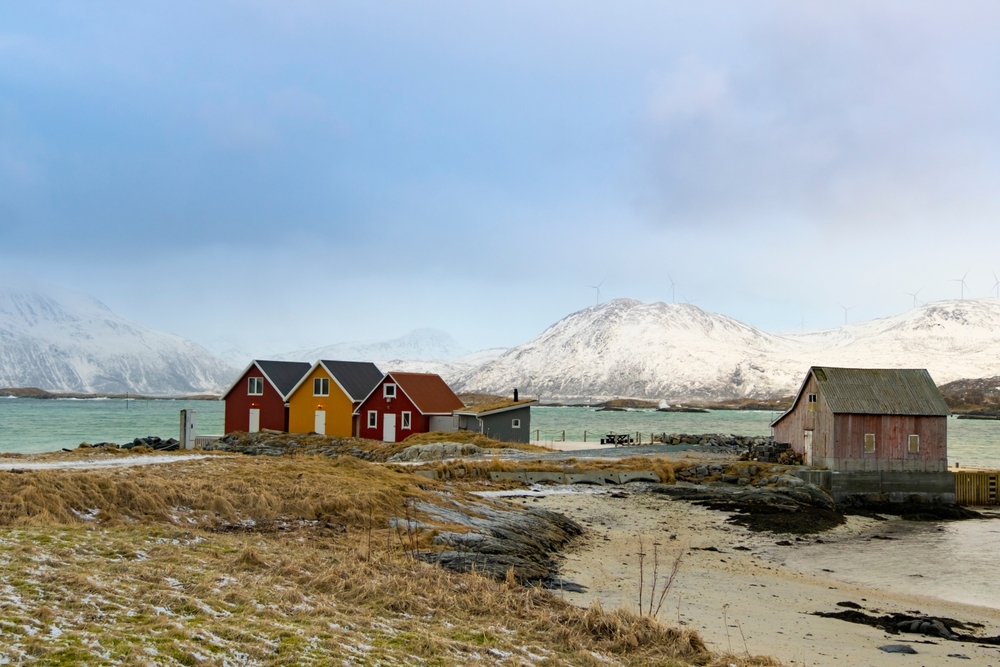 Où dormir à Tromsø ? Les 6 meilleures zones et de bons hôtels 13 Paysage d’hiver à Sommarøy avec des rorbuer au bord de l’eau