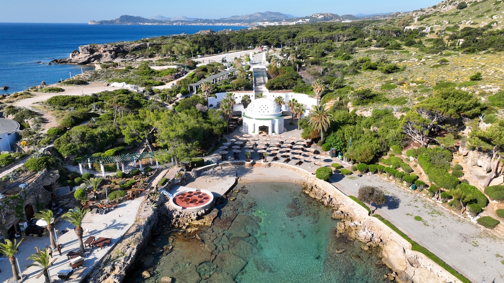 Visiter Rhodes : que faire ? 18 lieux à voir et activités 31 Vue aérienne des bâtiments Art déco des sources de Kallithea à Rhodes