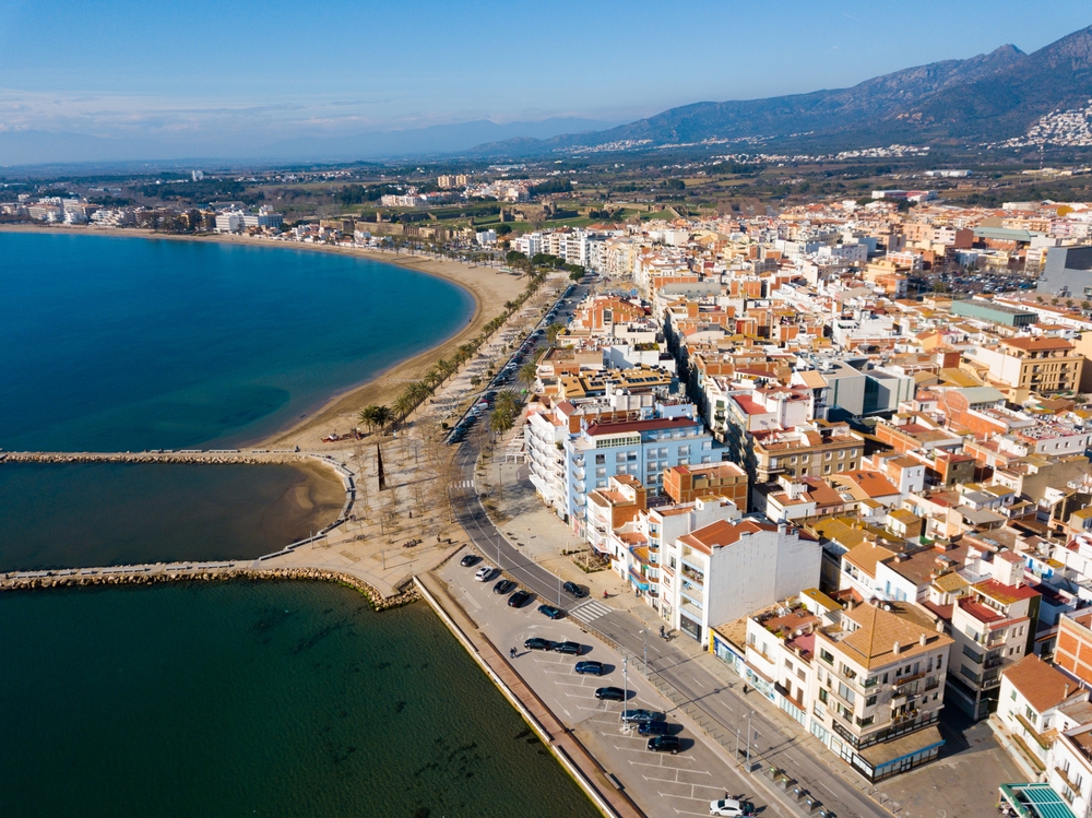 La station balnéaire de Roses sur la Costa Brava vue du ciel, avec la plage et la promenade