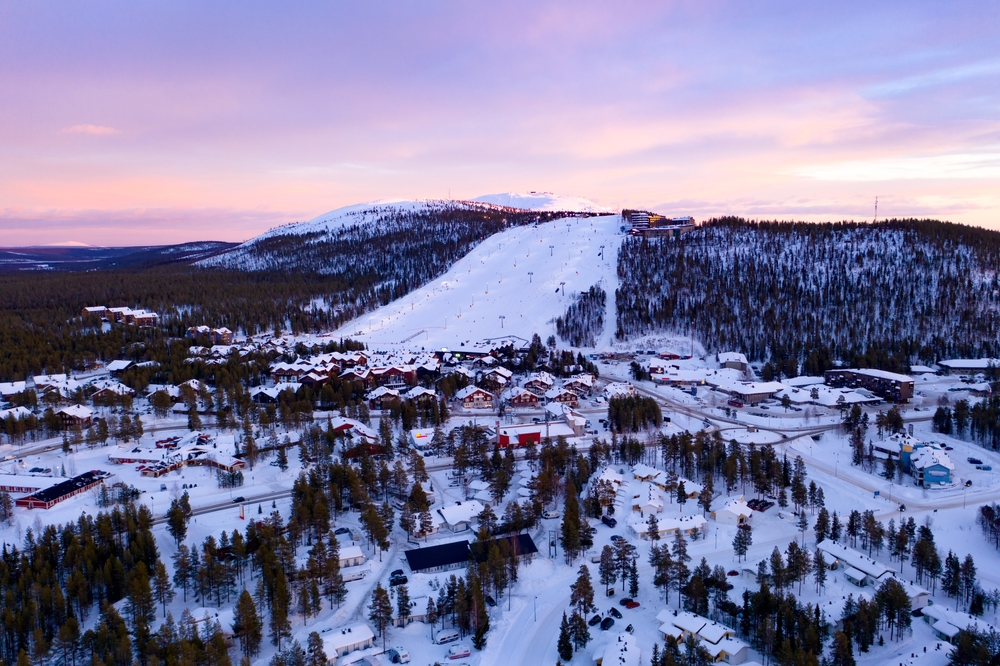 Où dormir en Laponie ? Les 6 meilleures villes et de bons hôtels 10 Vue aérienne de la station de ski de Levi un soir d’hiver en Laponie
