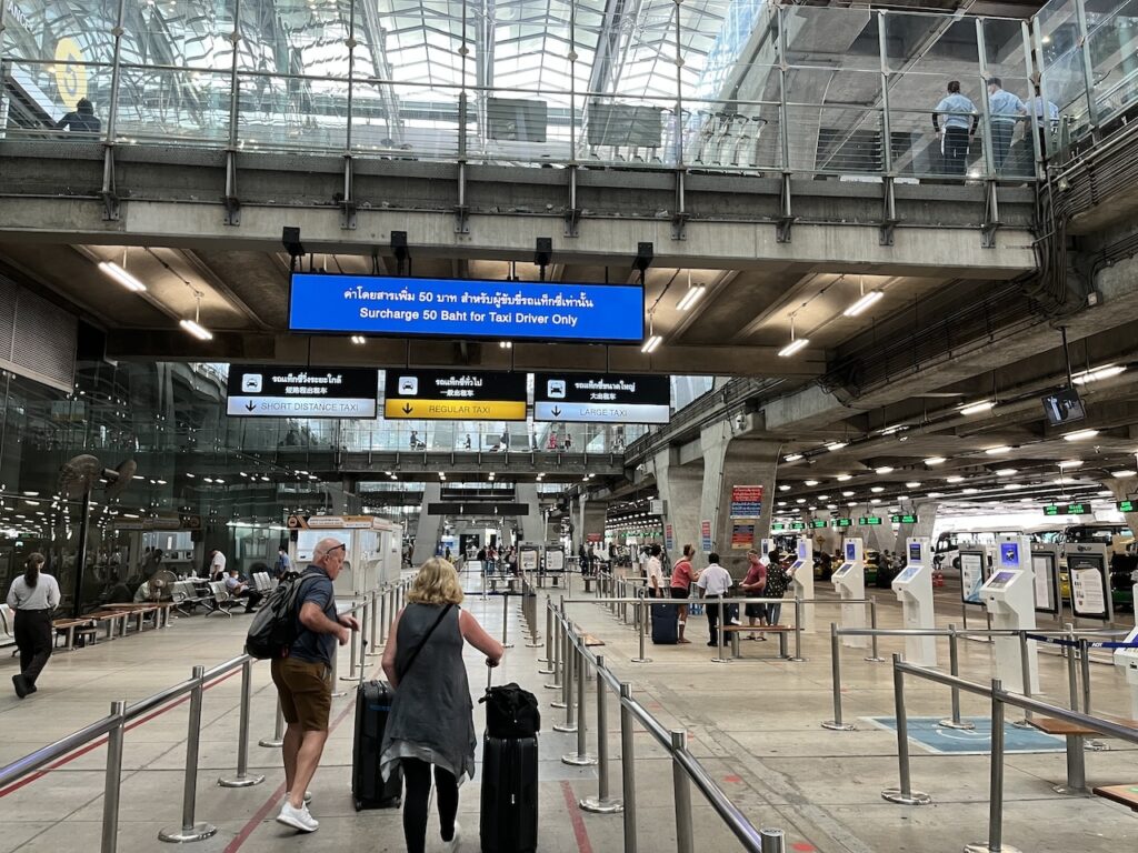De l’aéroport de Bangkok au centre-ville en 30 minutes 🇹🇭 20 Station de taxis de l’aéroport Suvarnabhumi