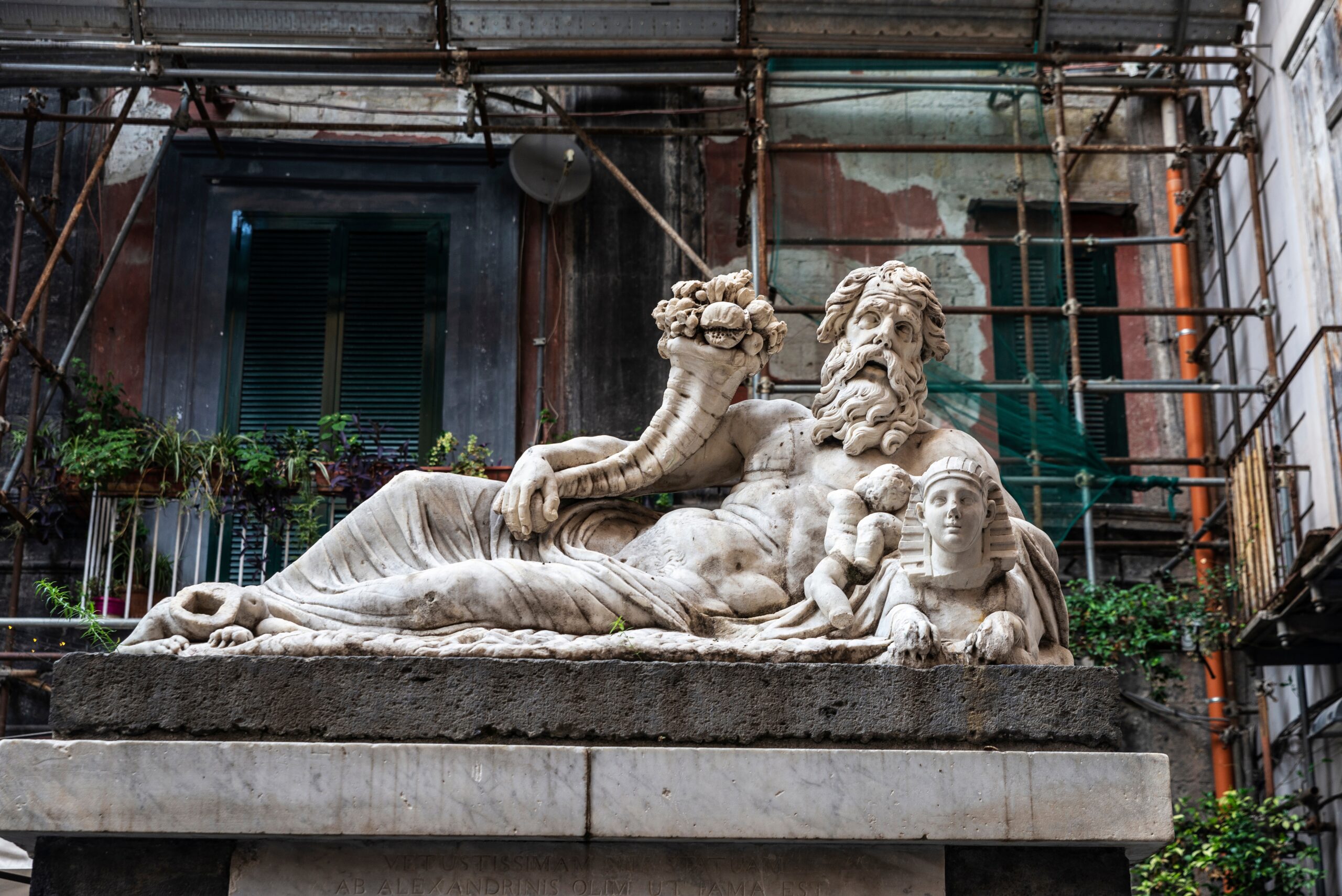 Visiter Naples : que faire ? 17 lieux à voir et activités 19 La statue du dieu du Nil près de Spaccanapoli à Naples