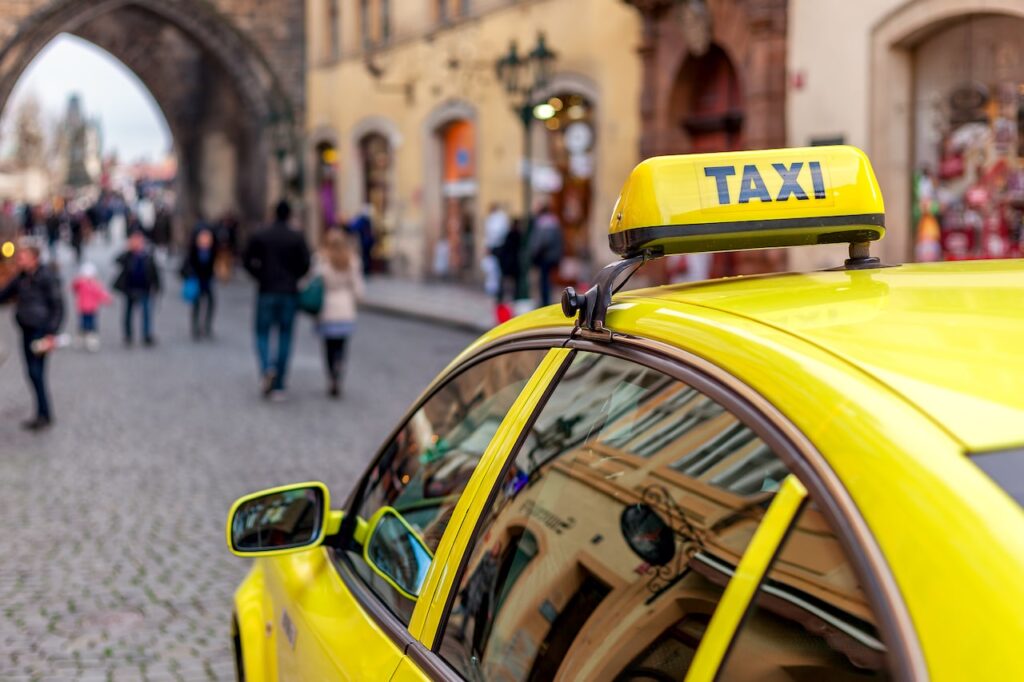 Comment aller de l’aéroport de Prague au centre-ville + un avertissement ! ✈️ 15 Taxi à Prague