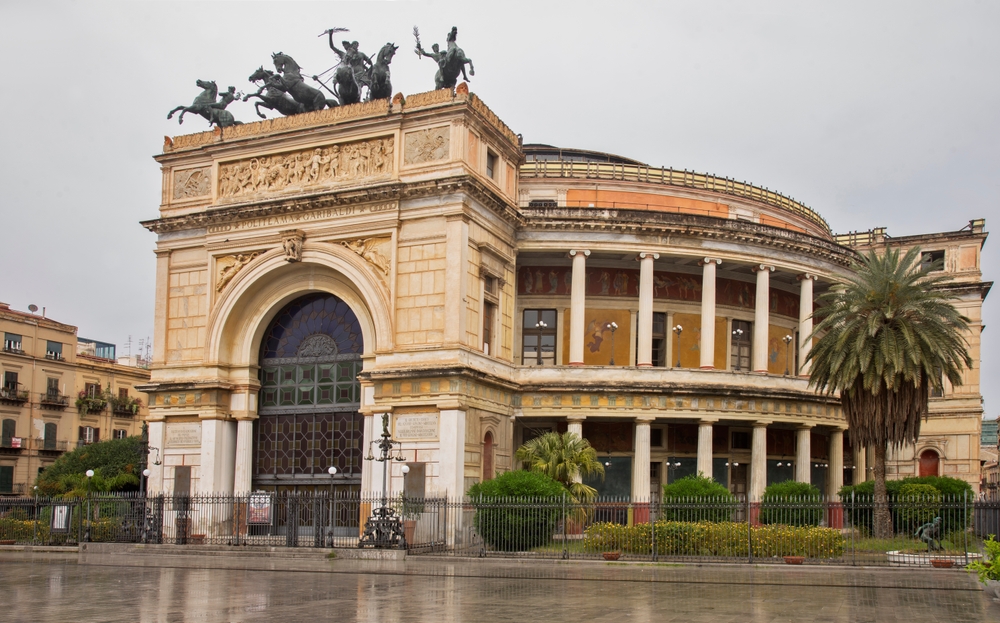 Où dormir à Palerme ? Les 6 meilleures zones et de bons hôtels 12 Le Teatro Politeama sur la Piazza Ruggero Settimo à Palerme