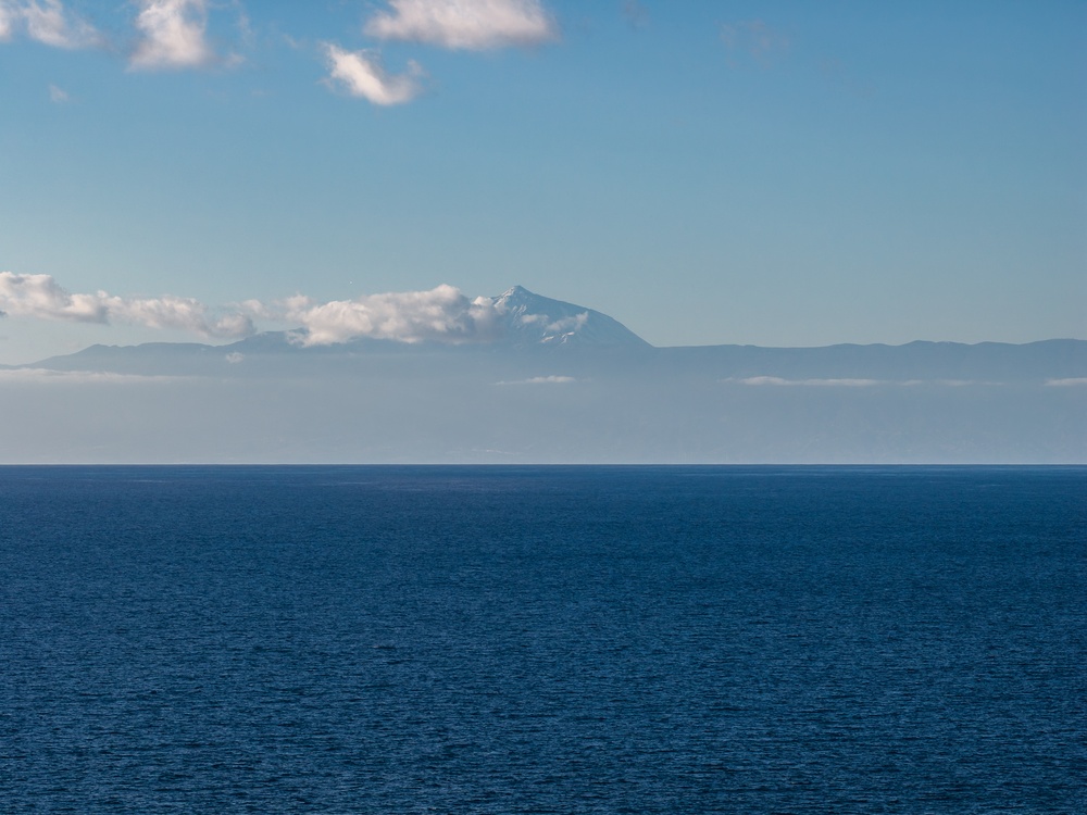 Visiter la Grande Canarie : que faire ? 17 lieux à voir et activités 36 Le volcan du Teide à Tenerife vu de la Grande Canarie au-dessus de l’Atlantique