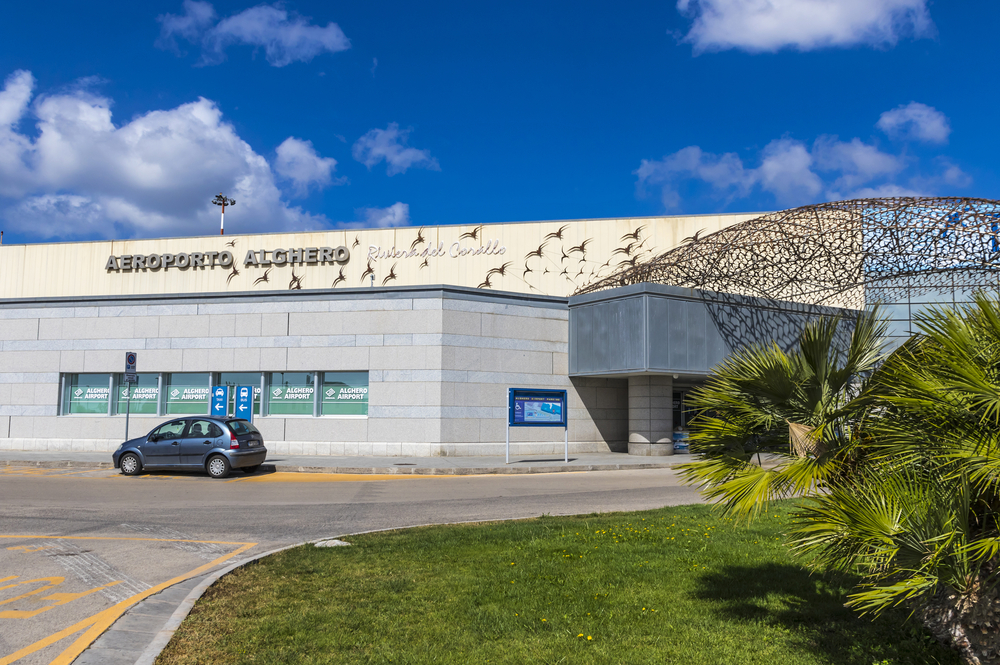 La façade du terminal passagers de l’aéroport d’Alghero-Fertilia en Sardaigne