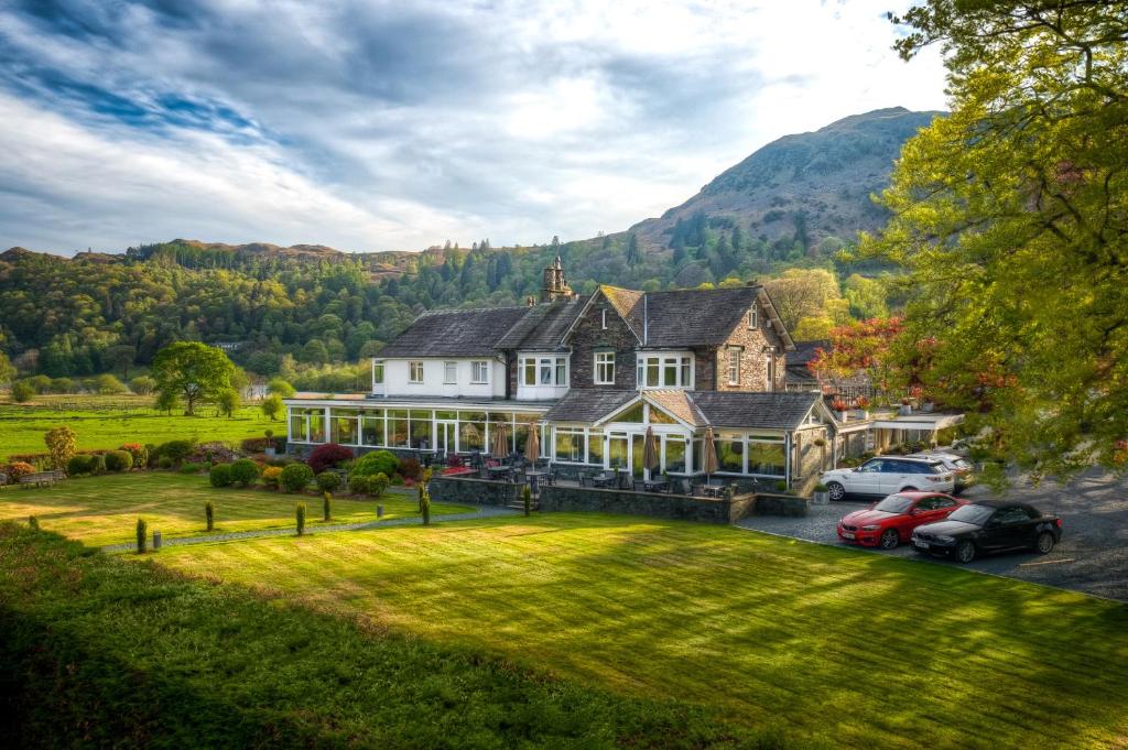 Où dormir dans le Lake District ? Les 5 meilleurs quartiers et hébergements 21 The Grand at Grasmere, avec une pelouse et des arbres au pied des collines environnantes