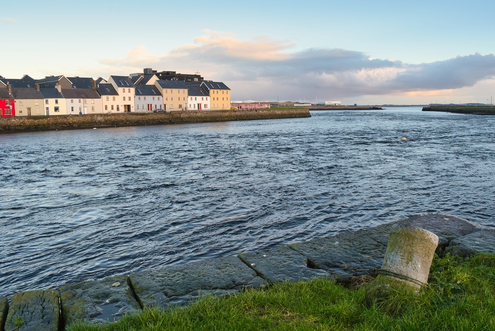 Maisons colorées le long de The Long Walk au bord de la Corrib à Galway
