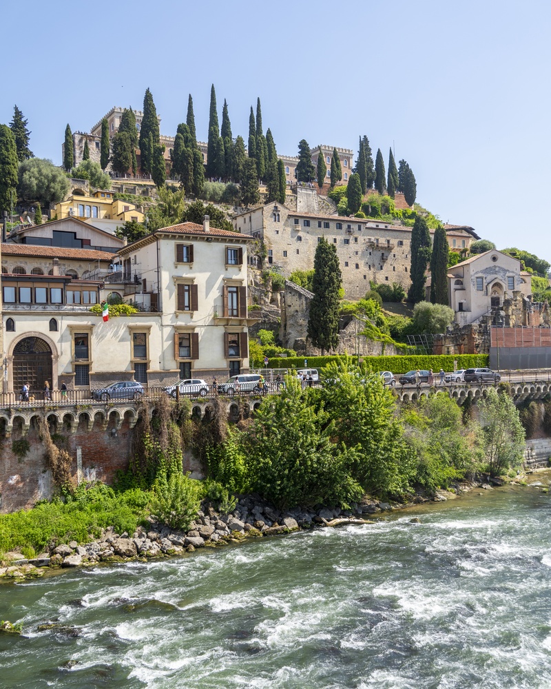 Où dormir à Vérone ? Les 6 meilleures zones et de bons hôtels 11 Le Teatro Romano et le Castel San Pietro au bord de l’Adige à Veronetta