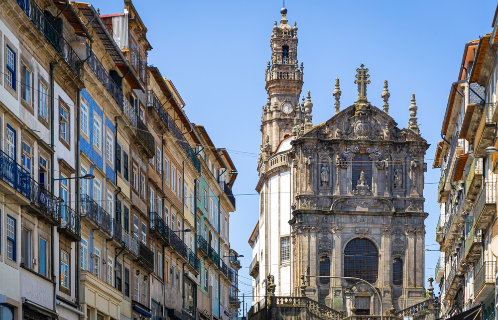 La Torre dos Clérigos s’élève au-dessus des toits de Porto