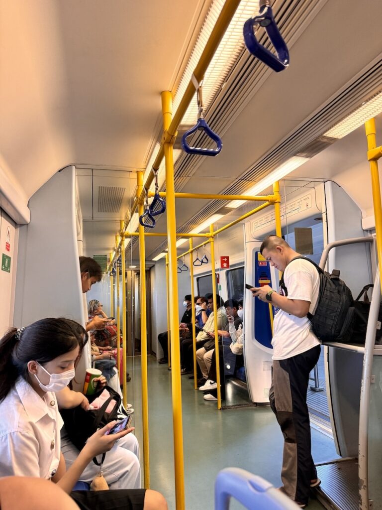 De l’aéroport de Bangkok au centre-ville en 30 minutes 🇹🇭 16 Train de l’aéroport à Bangkok