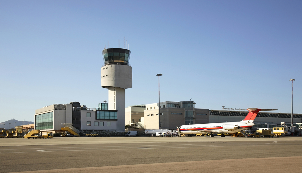 L’aéroport Olbia Costa Smeralda en Sardaigne, avec la tour de contrôle et le terminal